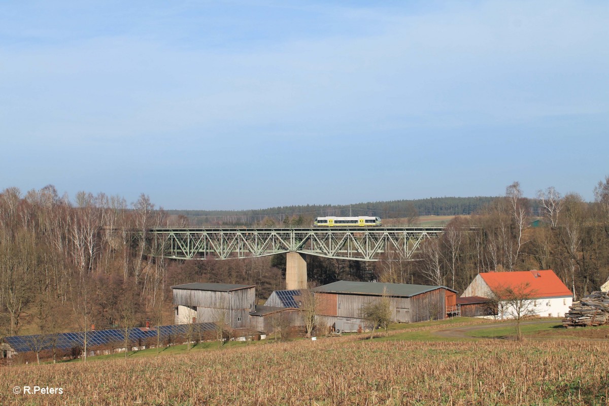 Ein Unbekannter Agilis RegioShuttel RS1 überquert das Unterthölauer Viadukt in Richtung Marktredwitz. 07.02.16