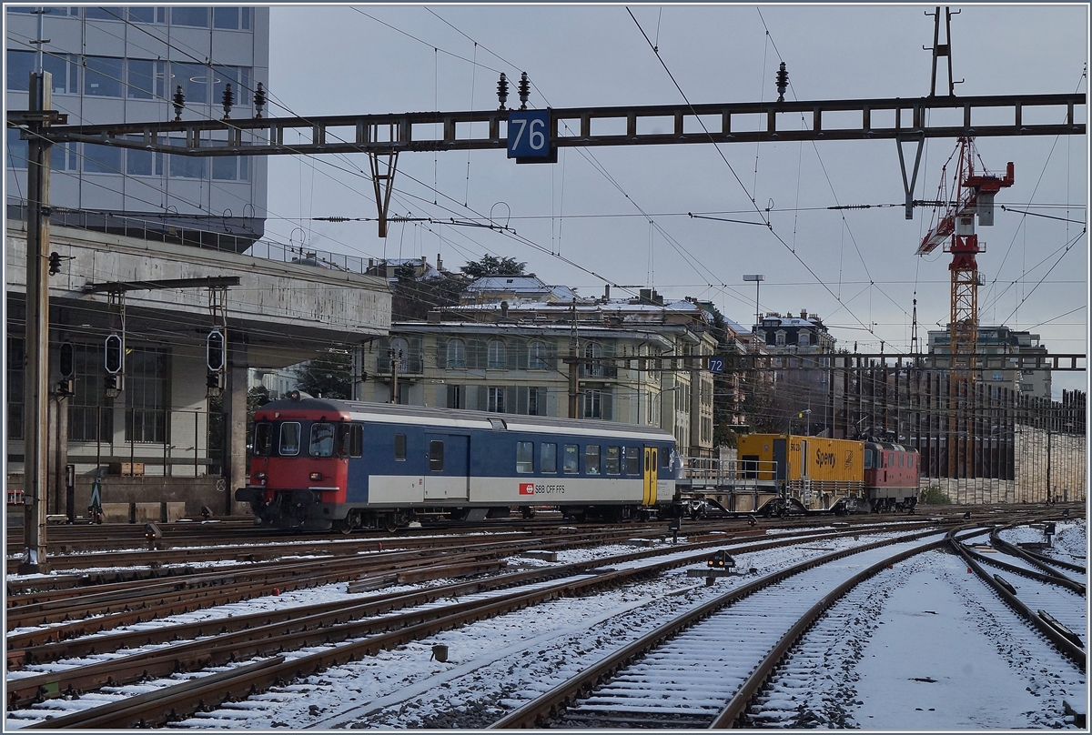 Ein ungewöhnlicher Zug mit BDt, Flachwagen und Re 4/4 II erreicht Lausanne.
1. Dez. 2017 