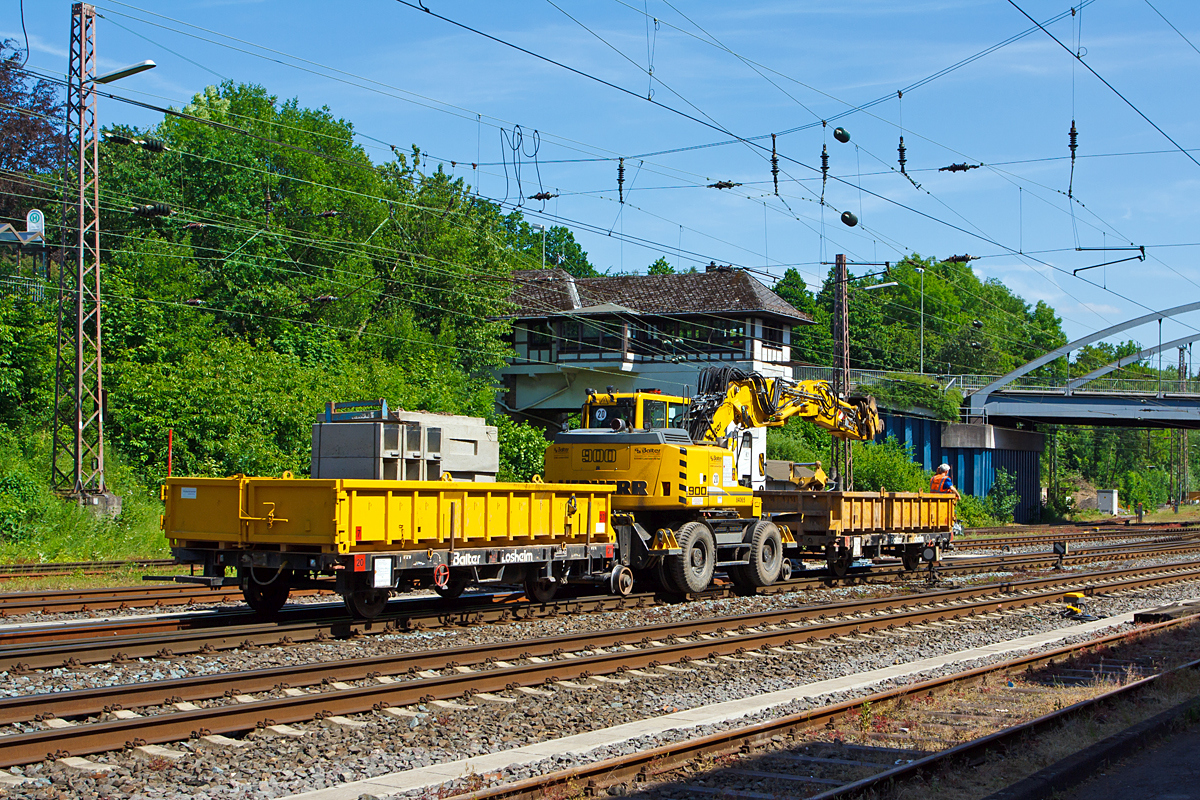 Ein ungewhnlicher Zugverband  der Geschw. Balter Bauunternehmung (Losheim) rangiert am 12.06.2014 in Kreuztal: Ein Liebherr A 900 C ZW Li / 1031 Zweiwegebagger mit je vorne und hinten einen Gleiskraftwagenanhnger Kla 03, Bauart 2.