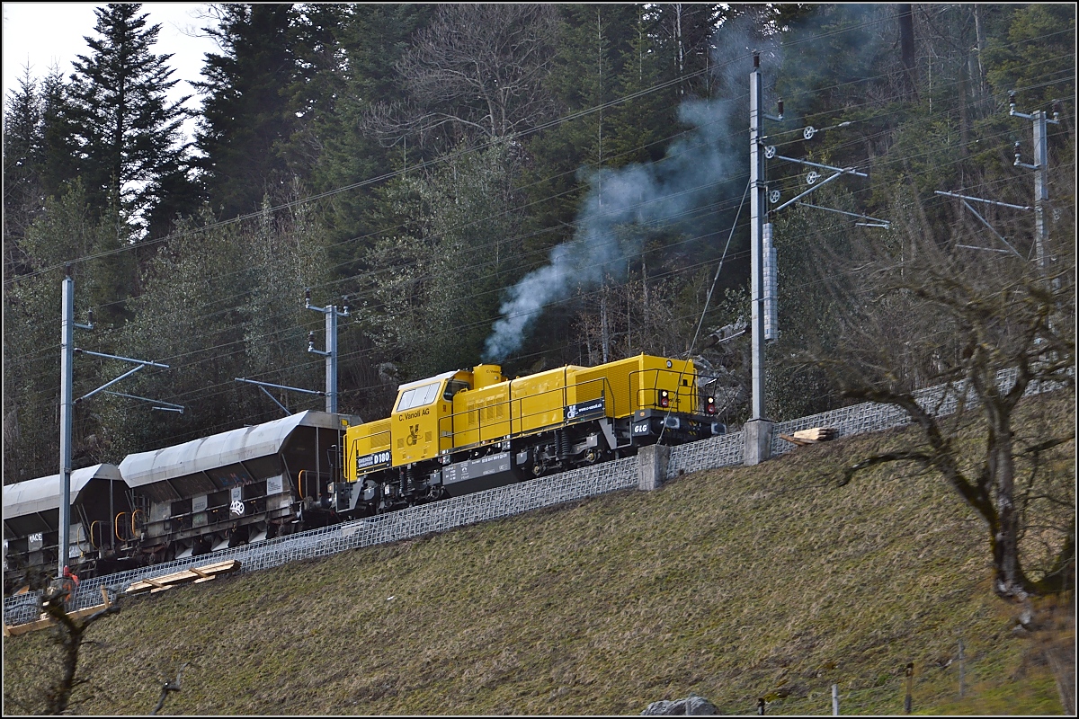 Ein Unikat im Arbeitseinsatz: Gmeinder 5764 jetzt in Diensten des Gleisbauers C. Vanoli als Am 847 909-9 ist mit einem Zug auf den letzten Kilometern der Südostbahn bei Arth-Goldau beschäftigt. März 2015.