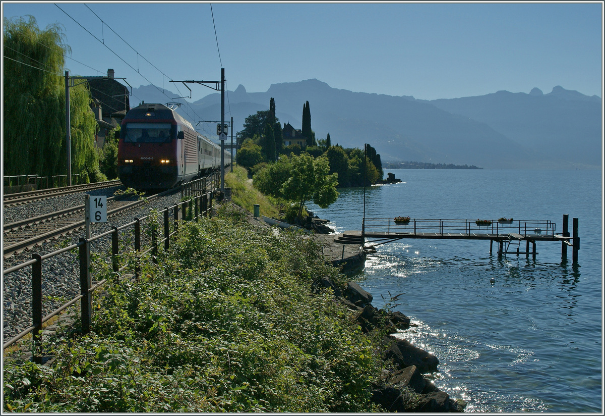 Ein Versuch eines Gegenlichtbildes im Lavaux, wobei das Motiv, die Bahn eigentlich gar keines ist, da der Blick durch die Landschaft mit dem Kleinen See abgelenkt wird. 
St-Saphorin, den 3. Sept. 2013 