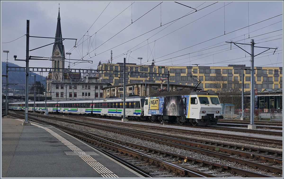 Ein Voralpenexpress (VAE) mit der SOB Re 446 015 (UIC 91 85 4 446 015-0 CH-SOB) bei der Einfahrt in St.Gallen.
17. März 2018