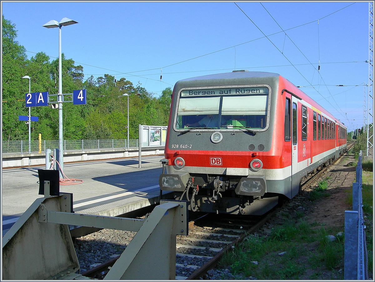 Ein VT 628 mit Steuerwagen 928 640-2 als RB in Binz.
24. Mai 2006