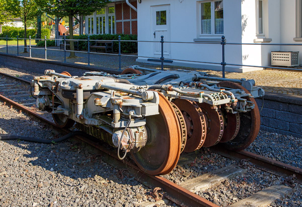 
Ein Wagon Union WU 92 Prototyp Drehgestell als Denkmal beim alten Bahnhof Deuz (heute Netphen-Deuz) am 19.06.2019. Gebaut wurde es 1992 von dem Werk Siegen der ABB Henschel Wagon Union GmbH unter der Fabriknummer 156 002. Gedacht und auch erprobt  war es für den ICE 2, die Wagon Union hatte bereits die Drehgestelle MD 530 für die Serienfahrzeuge des Typs ICE 1, kam aber beim ICE 2 nicht zum Zuge.

Für den ICE 2 wurde eine ICE 1-Einheit mit Drehgestellen verschiedener Hersteller ausgerüstet. Darunter zählte auch das zur Minden-Deutz-Familie gehörende Drehgestell der Bauart WU 92. Den Zuschlag für die Serienfertigung erhielt jedoch nicht Waggon Union mit dem Minden-Deutz-Drehgestell, sondern Simmering-Graz-Pauker mit dem Drehgestell SGP 400. Ausschlaggebend für diese Entscheidung war das Vorhandensein einer Luftfederung beim SGP 400. Später erhielt auch der ICE 3 SGP-Drehgestelle der Bauart SGP 500, die für die DB-Baureihe 407 nochmals weiterentwickelt wurden.

Nach der Bahnreform bestellte die Deutsche Bahn AG anstelle von konventionellen Reisezugwagen vermehrt Triebzüge und Doppelstockwagen. Die ab 1994 hergestellten Doppelstockwagen wurden nicht mit Minden-Deutz-Drehgestellen, sondern mit Drehgestellen der Bauart Görlitz ausgestattet, die nach der Wiedervereinigung wieder verfügbar war. Bedarf an Minden-Deutz-Drehgestellen, die nicht mit Niederflurtechnik kompatibel waren, bestand nicht mehr. Waggon Union wurde 1990 von ABB Henschel aufgekauft, welches wiederum erst in Adtranz und anschließend in Bombardier Transportation aufging. Bombardier betreibt aber das ehemalige Drehgestell-Werk der Waggon Union in Siegen bis heute und stellt dort unter anderem FlexCompact-Drehgestelle für Bombardier Talent 2-Triebzüge sowie im Auftrag von Siemens die Drehgestelle des ICE 4 her.
