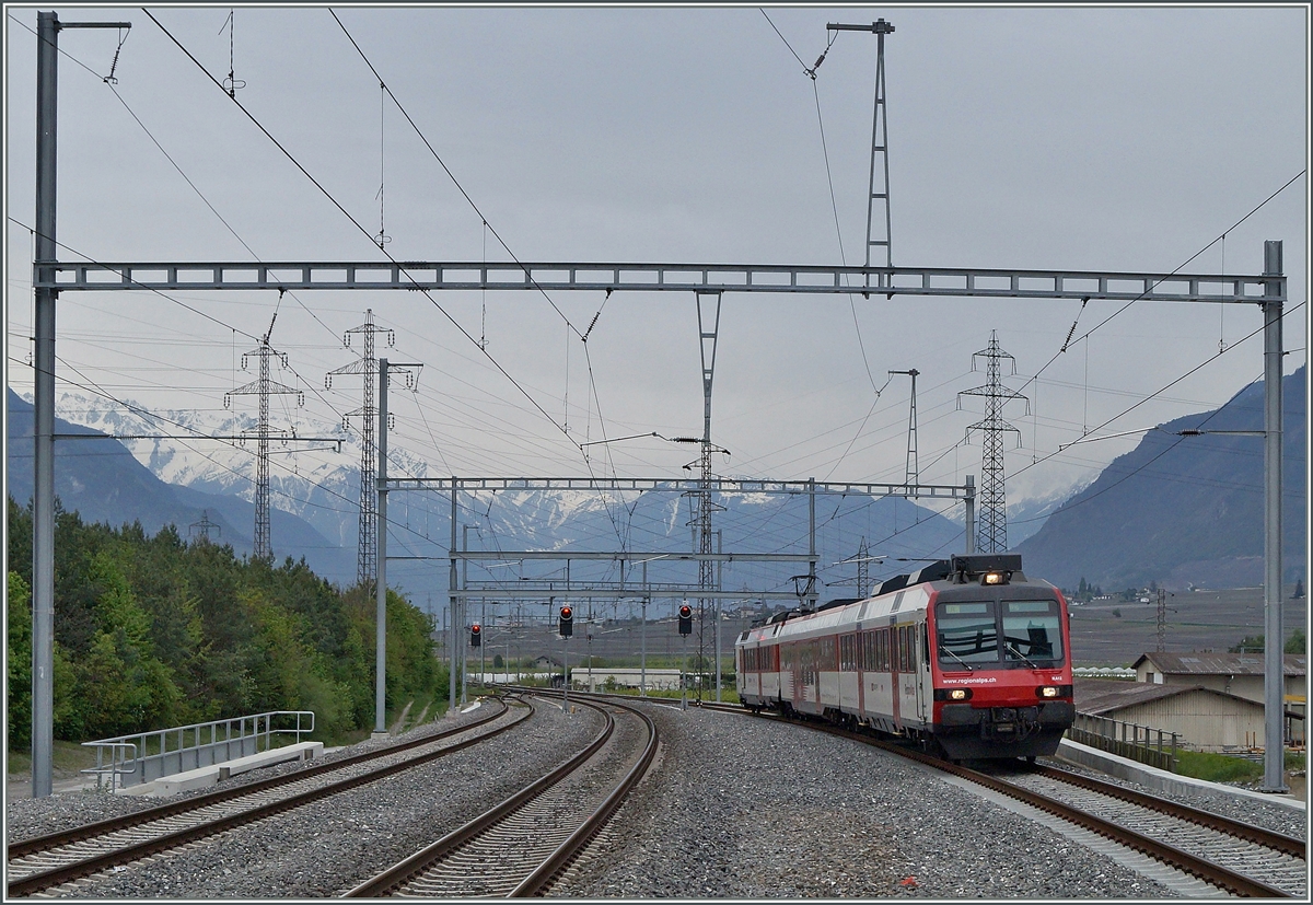 Ein  Walliser Domino  auf dem Weg nach Brig erreicht den nun umgebauten Bahnhof Ardon.
 18. April 2014