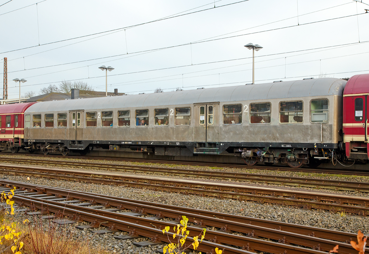 
Ein waschechter Silberling...
Der n-Wagen, D-LUW 55 80 22 - 53 061-9 der Laeger & Wöstenhöfer GmbH & Co. KG (L&W), der Gattung Bn 720, ex Bnb 720, ex B4nb-59a, am 05.12.2015 im Zugverband in einem Dampfsonderzug in Kreuztal. Der Wagen ist Baujahr 1963, zuvor war er bei der Dampf-Plus bzw. ex DB 50 80 22-53 061.

Als n-Wagen wird eine Gattung von Personenwagen der Deutschen Bundesbahn bezeichnet. Umgangssprachlich ist die Wagengattung als  Silberling  bekannt geworden. Diese Bezeichnung verdanken die Nahverkehrswagen ihrem markantem Merkmal dem Wagenkasten mit der unlackierten Außenhaut aus nichtrostendem Edelstahl (Nirosta) mit aufgebürstetem Pfauenaugenmuster unterhalb des Fensterbandes. Die Wagen wurden, als Nachfolger der yl-Wagen, zwischen 1958 und 1980 in rund 5000 Exemplaren gebaut und sind bis heute bei DB Regio im Einsatz. Ein Bn-Wagen ist 26,4 Meter lang und wird durch zwei Einstiegsbereiche mit Doppeltüren in drei Abschnitte geteilt.

Technische Daten:
Länge über Puffer: 26.400 mm
Wagenkastenlänge: 26.100 mm
Wagenkastenbreite: 2.825 mm
Höhe über Schienenoberkante: 4.050 mm
Drehzapfenabstand: 19.000 mm
Achsstand: 21.500 mm
Achsstand im Drehgestell: 2.500 mm
Drehgestellbauart: Minden-Deutz 420
Leergewicht: 29 t
Höchstgeschwindigkeit: 140 km/h
Sitzplätze: 96 in der 2.Klasse (24+48+24)
Abteile: 3
Toiletten: 2
Bremsbauart: KE-GP-A
