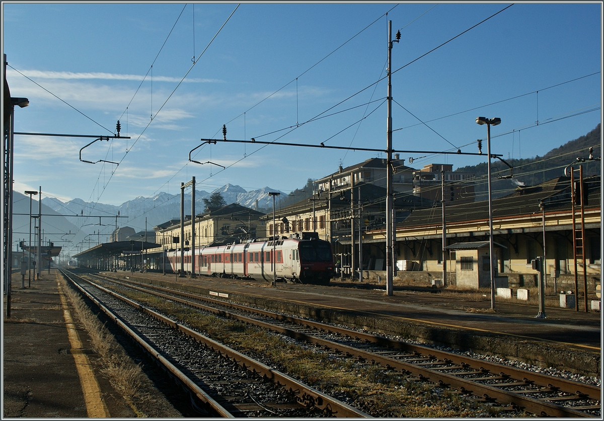 Ein  Wassiser Domino  als IR (!) 2809 im grossen, aber leeren Bahnhof von Domodossola. 
17. Dez. 2013