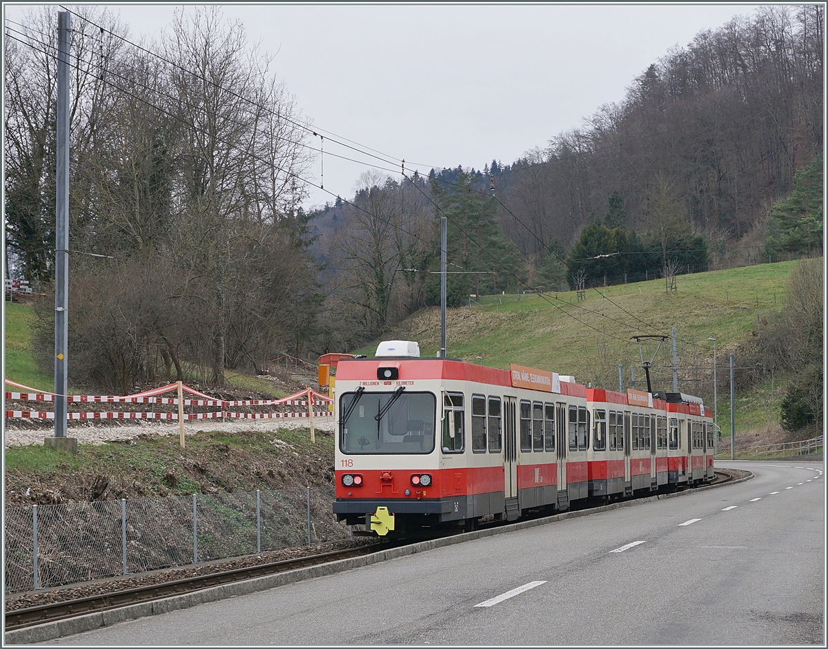 Ein WB Zug kurz nach Niederdorf auf dem Weg nach Waldenburg. Bereits eingeleitete Baumasnamen  deuten schon auf den bevorstehenden Streckenumbau (Spurwechsel) hin.

21. März 2021