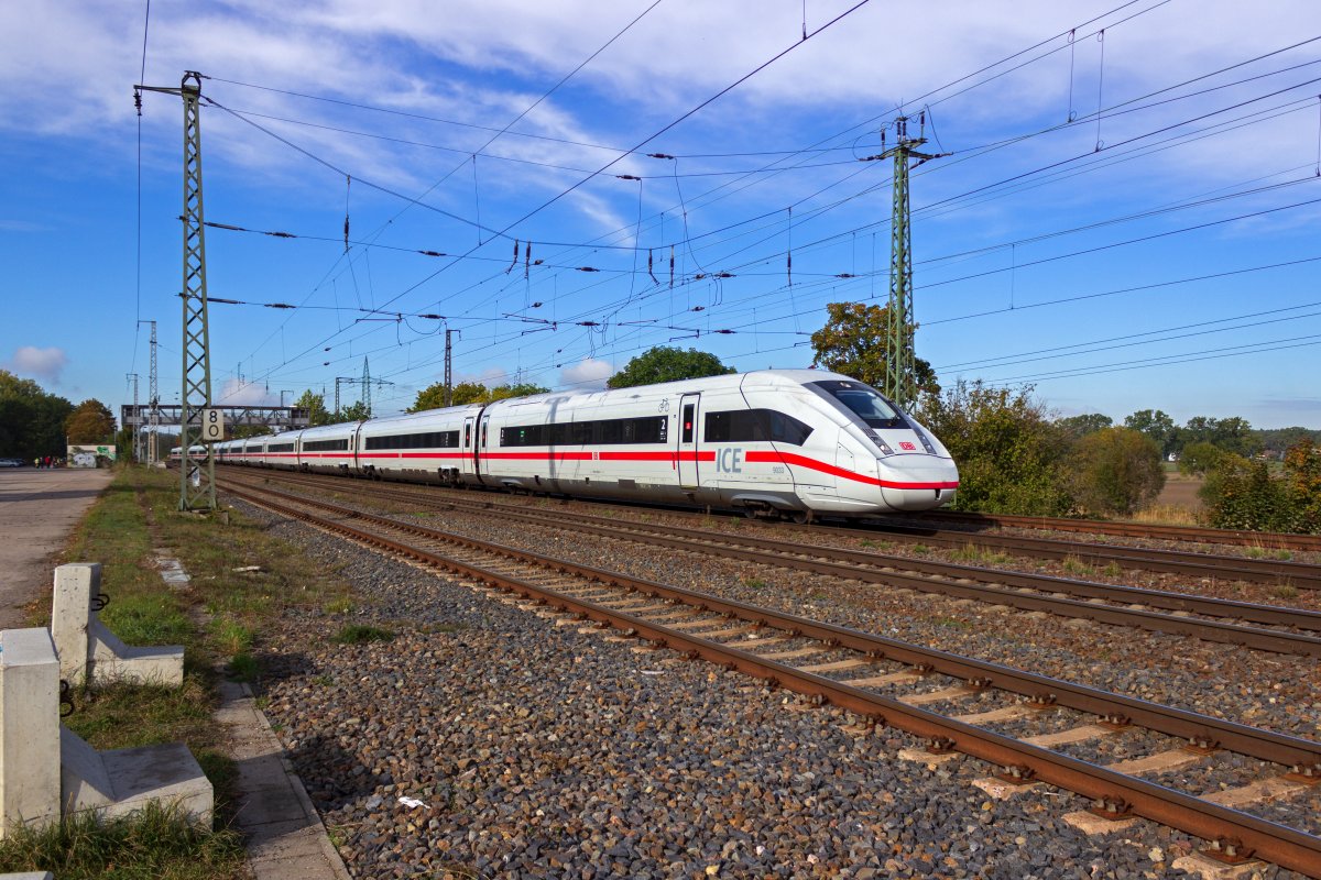 Ein weiterer umgeleiteter ICE nach Berlin in Form der Einheit 9033 durchfhrt auf dem linken Gleis Saarmund. Der Zug hat kurz zuvor einen Gterzug berholt, der in geringem Abstand folgte.