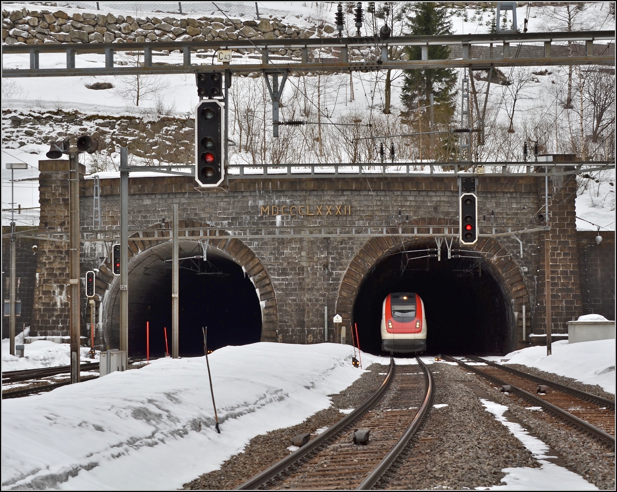 Ein zentraler Punkt im eidgenössischen Bahnnetz. Ausfahrt Wassen des Gotthardtunnels. Ein ICN streckt gerade seine Nase raus. März 2012.