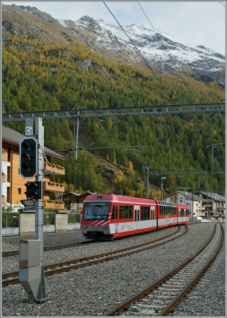 Ein  Zermatt Shuttle  verlsst Tsch.
21.10.2013