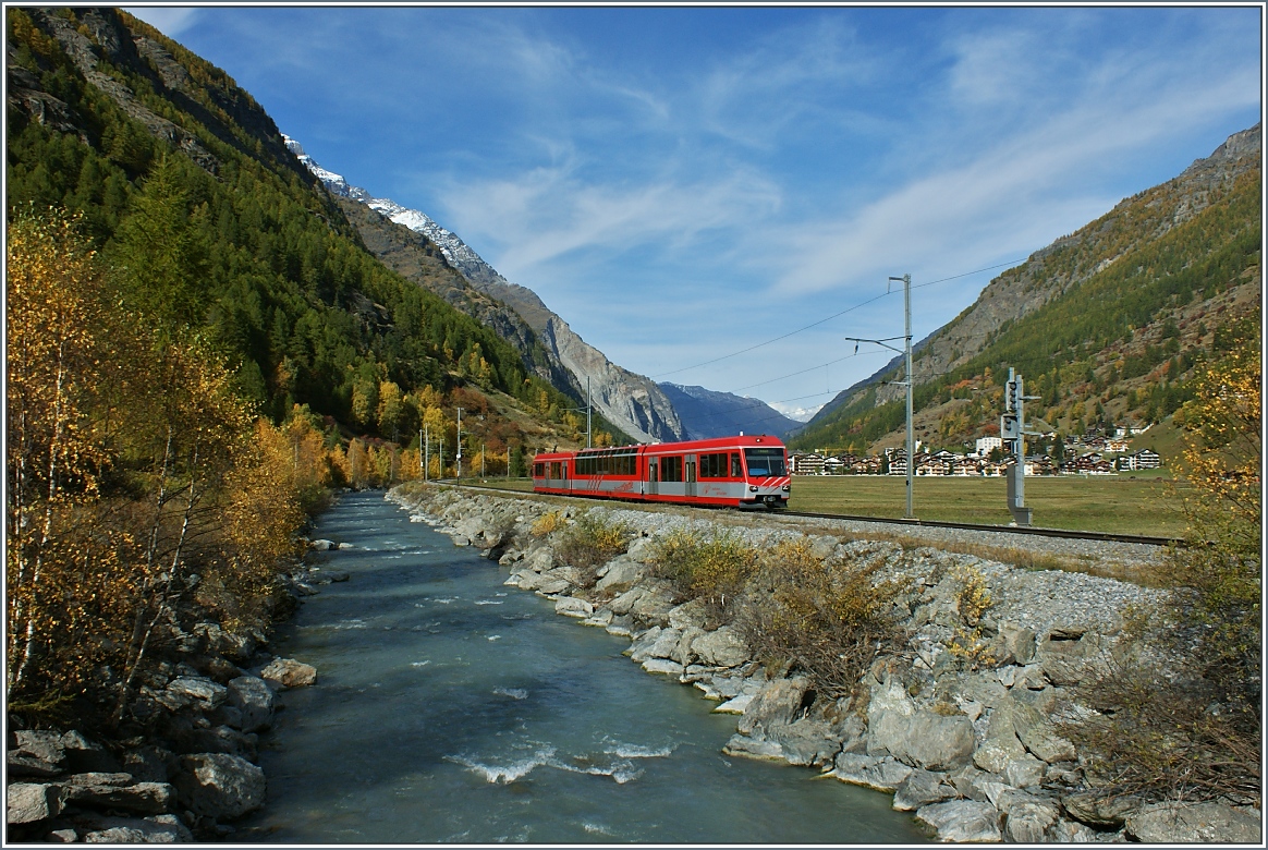 Ein Zermattshuttle Zug auf der Fahrt nach Zermatt.
(21.10.2013) 