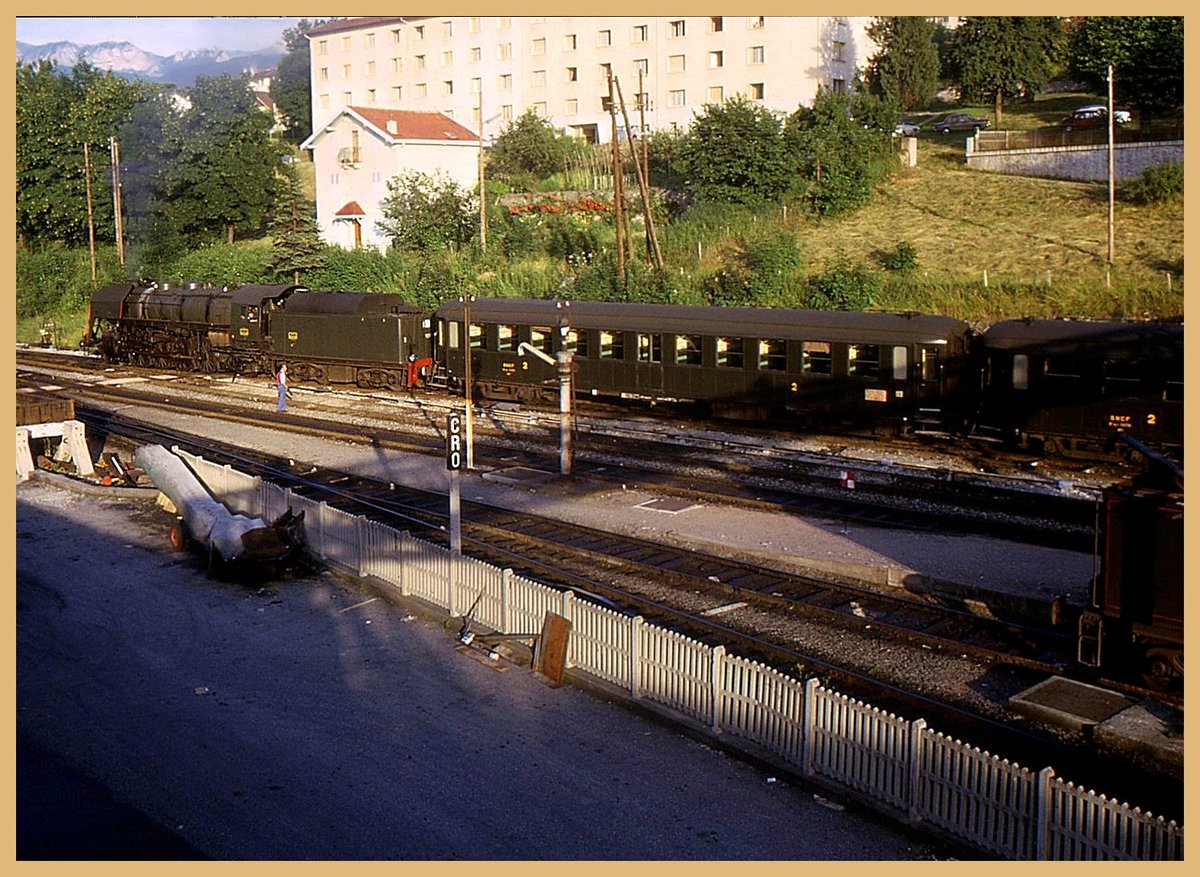 Ein Zug aus Richtung Annemasse ist soeben in Evian-les-Bains angekommen, geführt von einer Dampflok 141R. 11.Juli 1965 