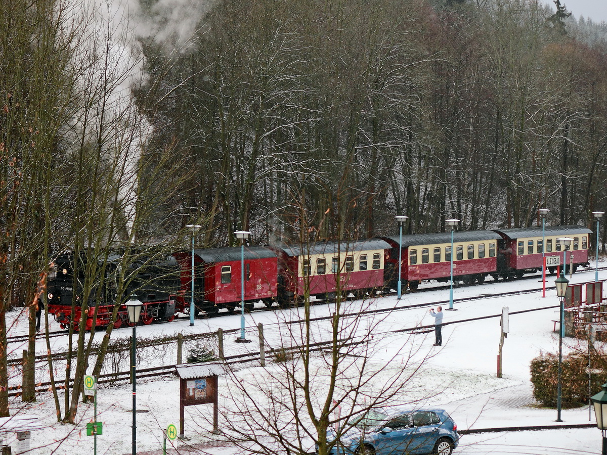 Ein Zug der Harzer Schmalspur Bahn mit Zuglok 99 6001 steht im Bahnhof von Alexisbad bei leichtem Schneefall am 31. Januar 2016 bereit.
