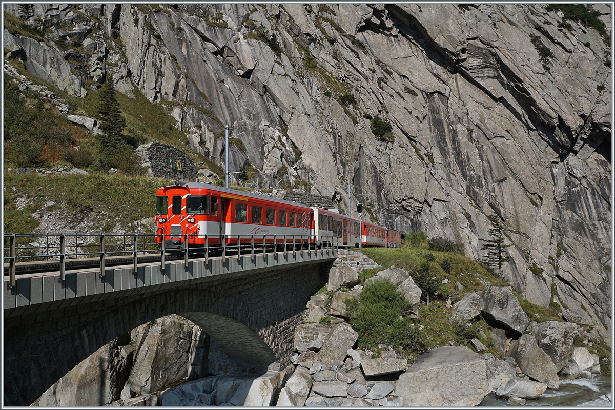 Ein Zug der MGB verlsst die Schllenenschucht und wird in wenigen Minuten sein Ziel Andermatt erreichen 

13. Sept. 2020