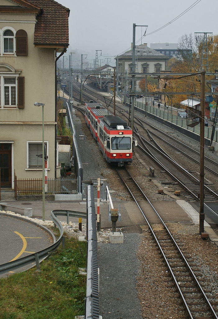 Ein Zug der nur 75 cm spurigen Waldenburger Bahn verlässt Liestal Richtung Waldenburg.
6. Nov. 2011 
