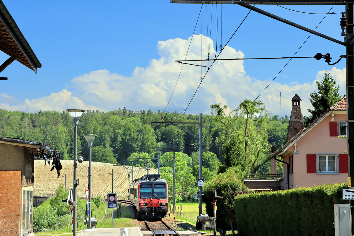 Ein Zug der S30 des Réseau express regional bourgeois fährt aus Léchelles aus zur Passhöhe von Grolley, gestossen von Triebwagen 560 258. 1.Juni 2021 