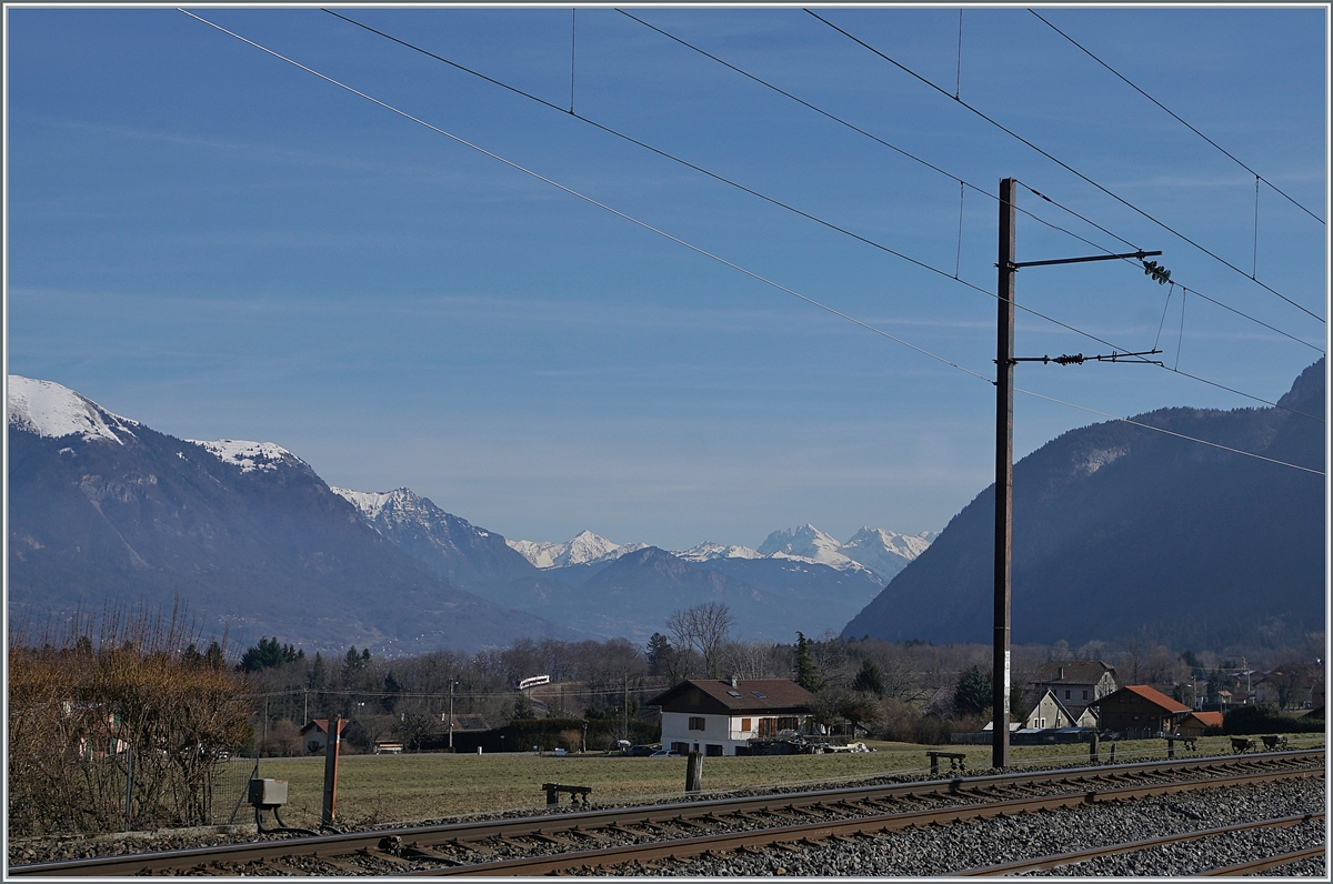 Ein Zugsuchbild: Der SBB LEX RABe 522 227 erreicht als SL2 auf dem Weg nach Annecy in Kürze St-Laurent. Im Vordergrund ein Fahrleitungsmast aus der Anfangszeit des 50 Hertz Betriebs welcher auf dieser Strecke von Annemasse nach Annecy getestet wurde und der ja vorgängig im Schwarzwald seinen Anfang nahm. 

12. Februar 2022