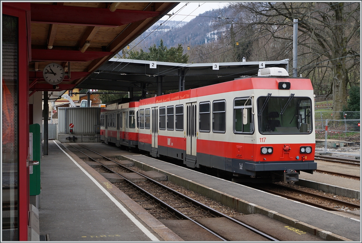 Ein zweiteilider Waldenburger Bahn Zug wartet in Waldenburg auf seinen nächsten Einsazt. 

21. März 2021