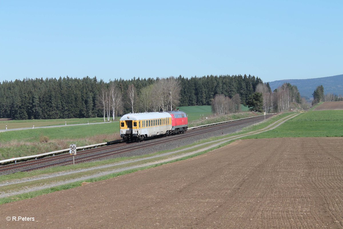 Ein Zweites Mal kommt der Messzug von Hof nach Marktredwitz, geschoben von 218 411-7 bei Neudes vorbei. 21.04.16