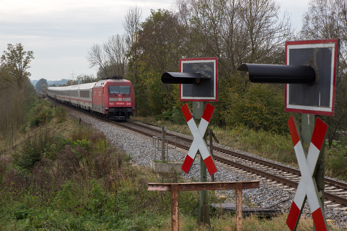 Eine 101, die da nicht hingehört, war am 25.10.14 die 101 020-6, die am EC-Umleiter, gezogen von 232 259-2, am Posten Dürnberg Richtung München am Zugschluß mitgeführt wurde.