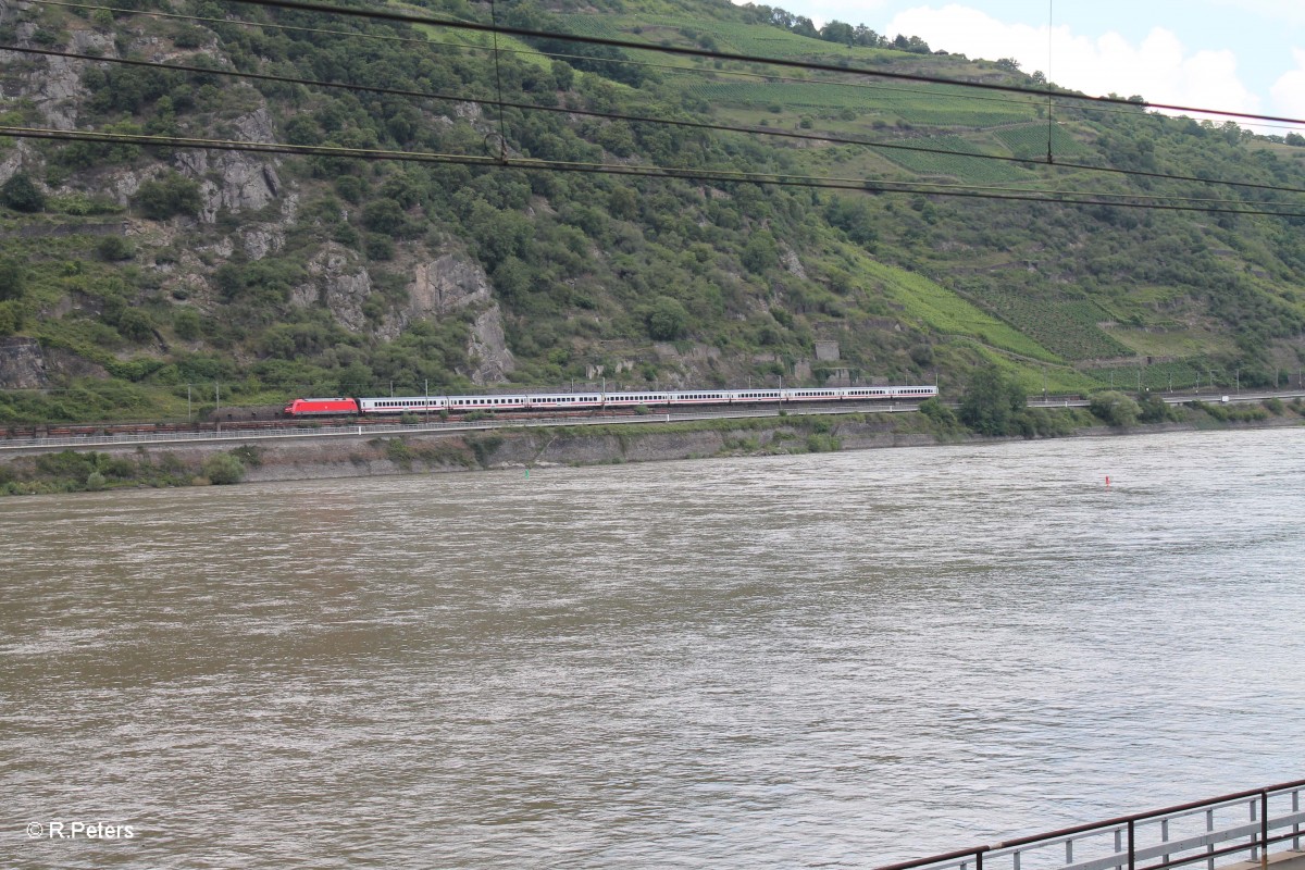 Eine 101 mit einem Intercity auf der Linken Rheinstrecke kurz vor Oberwesel. 16.07.14