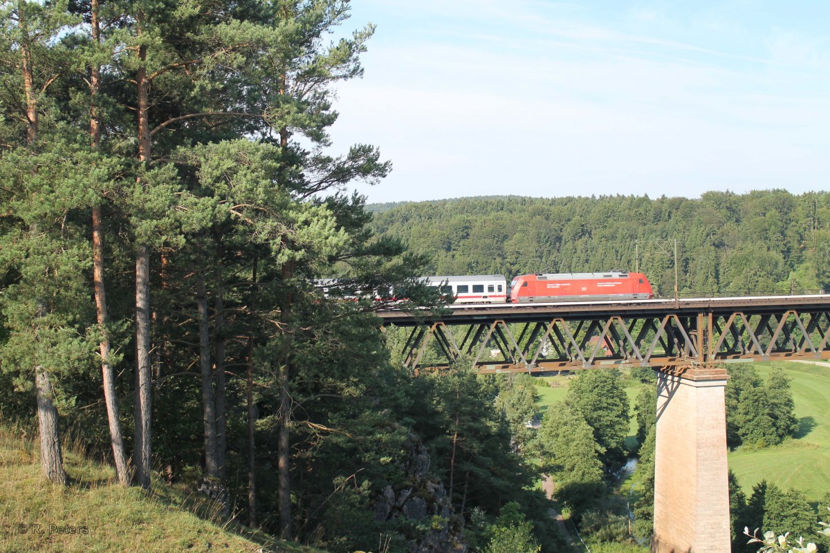 Eine 101er mit dem Ic 2024 Passau - Hamburg bei Beratzhausen. 23.07.14