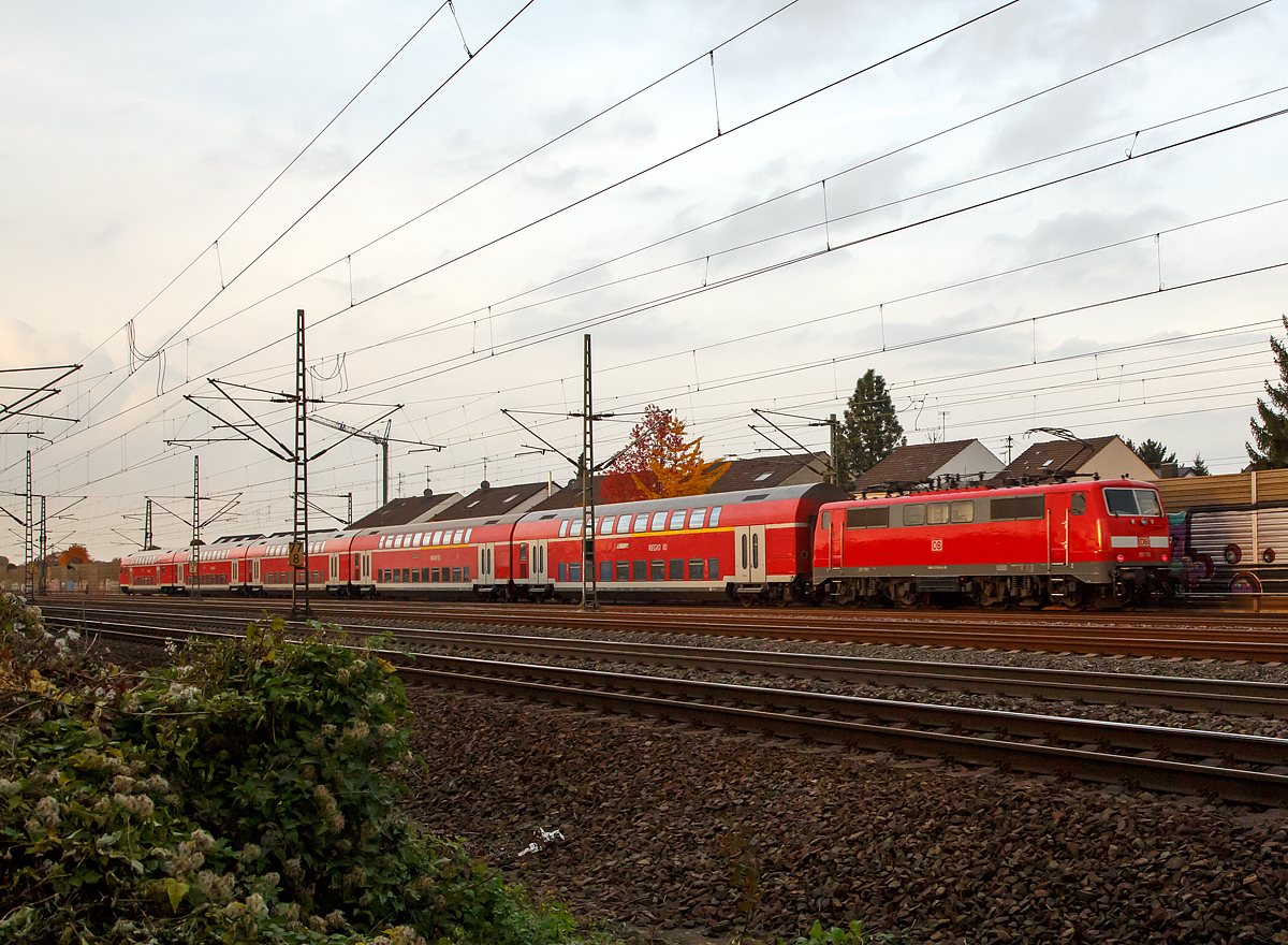 
Eine 111er der DB Regio schiebt den RE 9  Rhein-Sieg-Express  / rsx (Siegen - Köln - Aachen) am 03.11.2016 durch Spich in Richtung Köln.