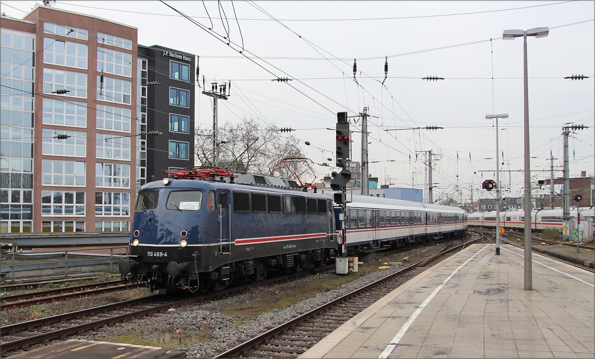 Eine 120-mintige Versptung und einen dadurch lngeren Aufenthalt in Kln fhrten zu diesem Bild: 110 469 mit RB 48 in Richtung Wuppertal am 19.02.18 in Kln Hbf