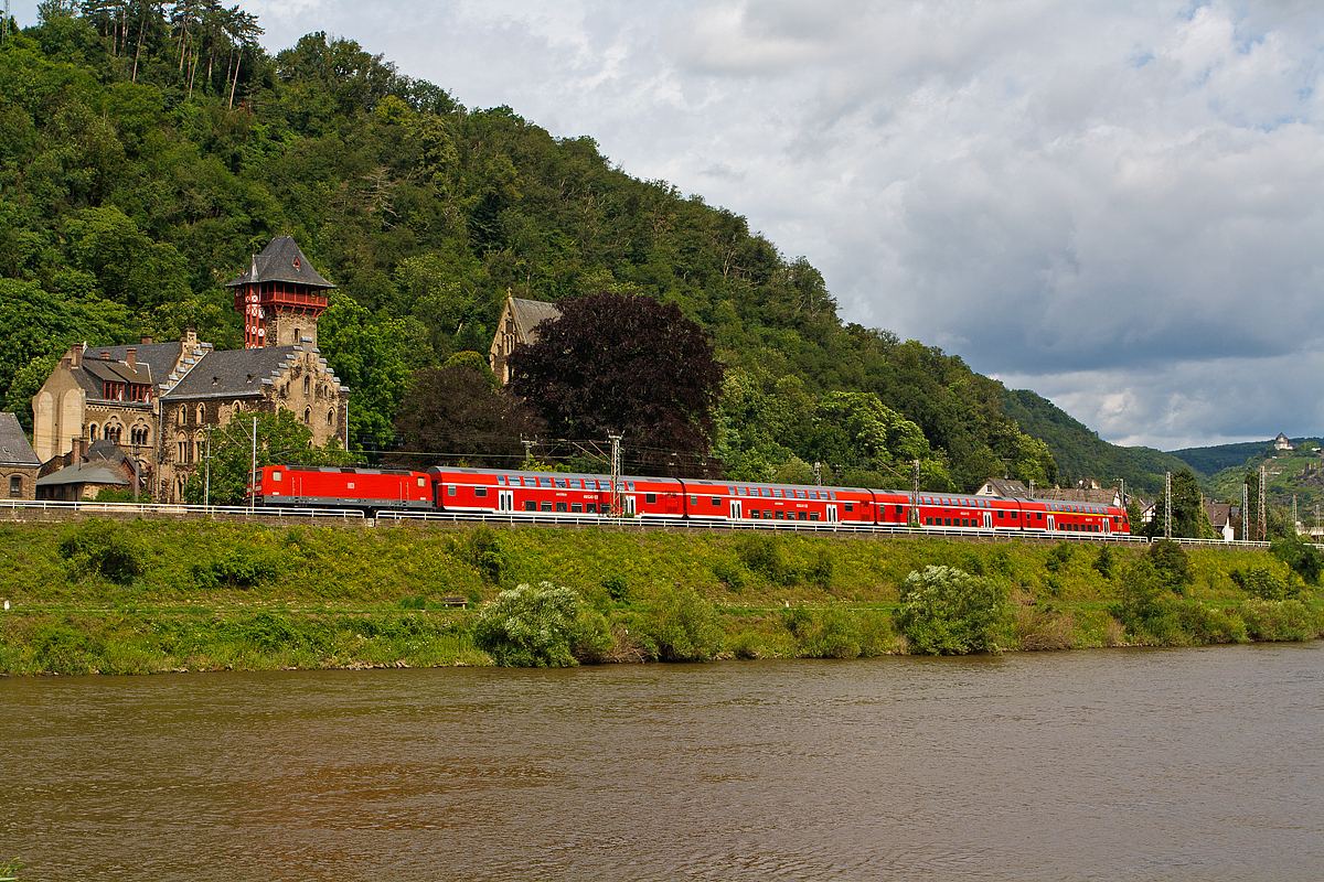 
Eine 143er schiebt den RE 1 Mosel-Saar-Express (Saarbrücken - Trier - Koblenz) entlang der Mosel in Richtung Koblenz, hier am 18.07.2012 bei Kobern-Gondorf.