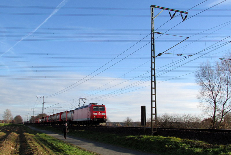 Eine 185 mit einem Güterzug am BÜ 33 bei Worfelden.
Aufgenommen am 15.Dez.2013