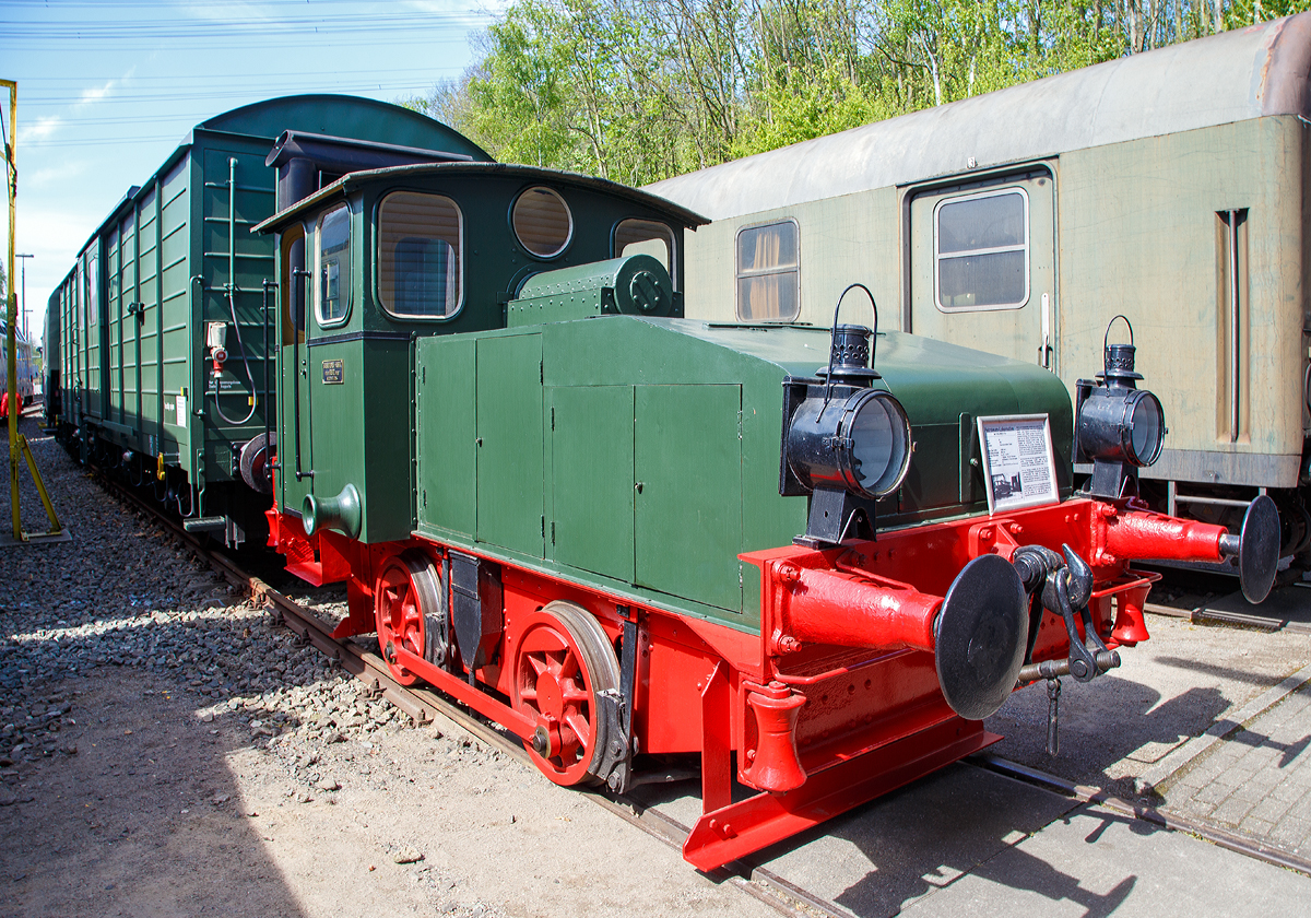 Eine 1913 von der Gasmotorenfabrik Deutz gebaute C XIV R (Fabriknummer 1246) Petroleum Lokomotive, am 30.04.2017 im Eisenbahnmuseum Bochum-Dahlhausen. 

Nicht nur die Staatsbahnen auch private Firmen mit eigenem Eisenbahnbetrieb waren schon frühzeitig darauf bedacht, bedacht, einen möglichst wirtschaftlichen Betrieb durchzuführen. Durch möglichst geringen Personaleinsatz und sparsame Fahrzeuge, die in Betrieb und Wartung günstiger waren als die üblichen Dampflokomotiven, konnten die Betriebskosten beträchtlich gesenkt werden. Allein der Vergleich der Aufrüstzeiten zwischen Dampflokomotiven  und  MotorIokomotiven zeigt die enormen Ersparnisse, die durch motorgetriebene Kleinloks erzielt werden konnten: Benötigte man für eine Dampflok noch mehrere Stunden, so waren Kleinloks schon nach 30 Minuten einsatzbereit und konnten zudem noch im Einmannbetrieb gefahren werden. Die Gasmotorenfabrik Deutz in Köln machte bereits zum Ende des 19. Jahrhunderts erste Versuche, den Viertakt-Otto-Motor zum Antrieb von Lokomotiven zu verwenden

Der Einzylinder Motor der hier gezeigten Lokomotive mit großer Schwungmasse konnte sogar mit den verschiedensten flüssigen Brennstoffen, wie Benzol, Petroleum, Benzin oder Spiritus, betrieben werden. 

Die Lok besitzt als Besonderheit eine über den Fahrmotor angetriebene Seil-Spillanlage. Mit ihr konnten z.B. auf engen Fabrikhöfen Waggons per Seilzug im rechten Winkel auf kleine Waggondrehscheiben gezogen werden.

Ursprünglich im Jahr 1913 an die Dynamit AG vorm. Alfred Nobel & Co. in Schlebusch  bei Köln geliefert, wurde die hier gezeigte Lokomotive 1918 an die Firma Möhl & Co. in Köln-Dellbrück weiterverkauft.
Von dort gelangte sie 1969 als Spende in das Eisenbahnmuseum Bochum-Dahlhausen der DGEG.  

TECHNISCHE DATEN:
Typ: C XIV R
Baujahr: 1913
Spurweite: 1.435 mm
Bauart:  B-bm
Dienstgewicht:  ca. 11 t
Geschwindigkeit:  5 bzw. 15 km/h je nach Übersetzung
Länge über Puffer:  6.000 mm
Treibraddurchmesser:  680 mm
Motor: 1 Zylindermotor mit 18 Liter Hubraum (Motor-Nr. 71354)
Leistung: 30 bis 40 PS
