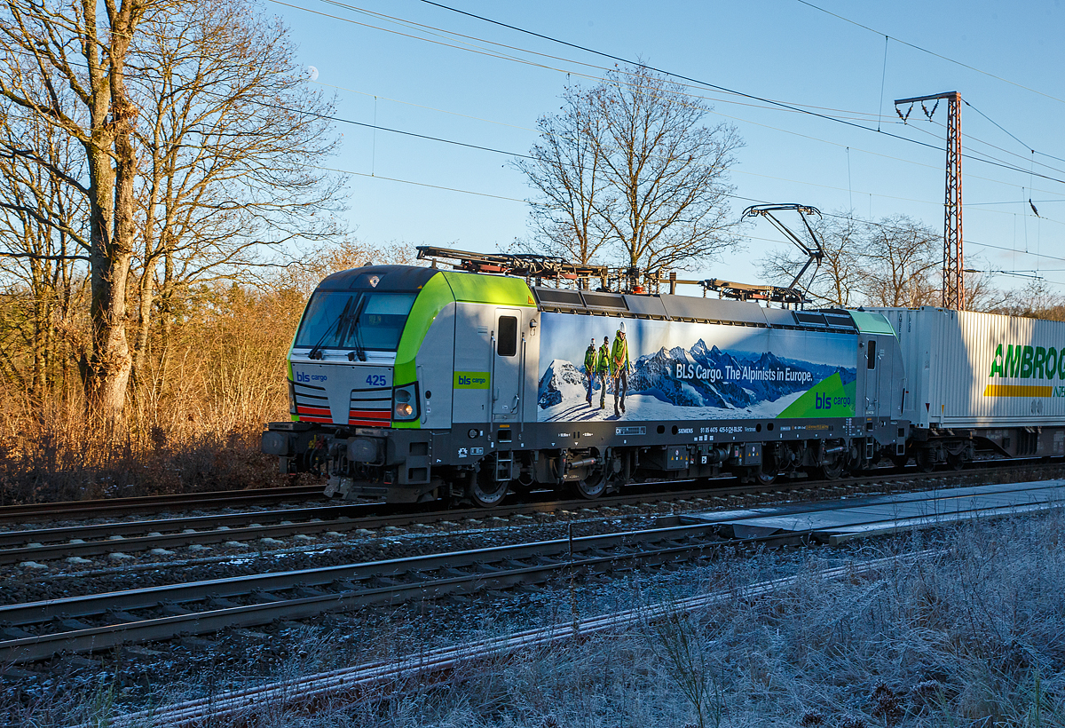 Eine der 25 neuen von der BLS Cargo in der 2. Serie bestellten Re 475 (Siemens Vectron MS)....
Die BLS Cargo 425  – Re 475 425-5 (91 85 4475 425-5 CH-BLSC) fährt am 11.01.2022 mit einem KLV-Zug durch Rudersdorf (Kr. Siegen) über die Dillstrecke (KBS 445) in nördlicher Richtung.

Die Siemens Vectron MS wurden 2020 von Siemens unter der Fabriknummer 22896 gebaut, sie hat die Zulassungen für CH/ D/ A/ I / NL/B und kann so vom Mittelmeer bis an die Nordsee ohne Lokwechsel durchfahren. Sie haben eine Höchstgeschwindigkeit von 200 km/h und eine Leistung von 6.400 kW.

Nach Abschluss der Lieferungen der 2. Serie hat die BLS Cargo dann insgesamt 40 Loks der Baureihe Re 475 (Siemens Vectron MS). Der kleine Unterschied zwischen der beiden Serien ist nur das die Lok der 2. Serie auch durch Belgien fahren darf.