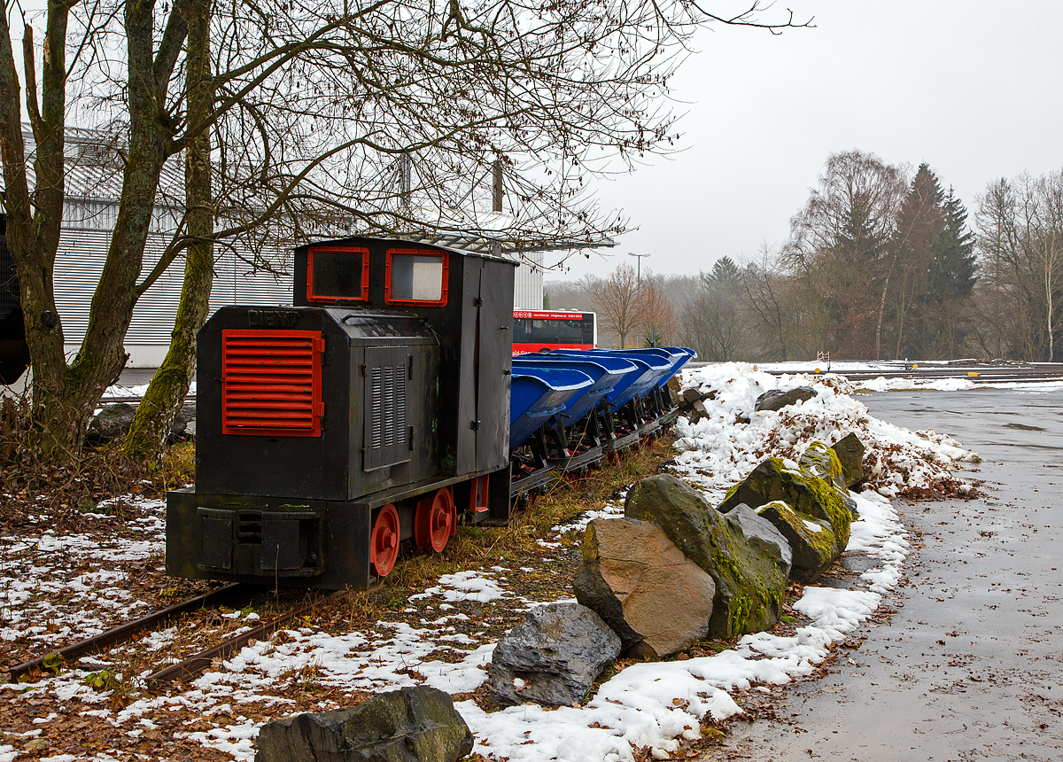 Eine 600mm DIEMA Feldbahnlok mit einem Lorenzug als Denkmal am11.12.2021 bei dem Betriebshof der Westerwaldbahn (WEBA) auf der Bindweide bei Steinebach/Sieg. Der Typ und Baujahr sind mir unbekannt.
