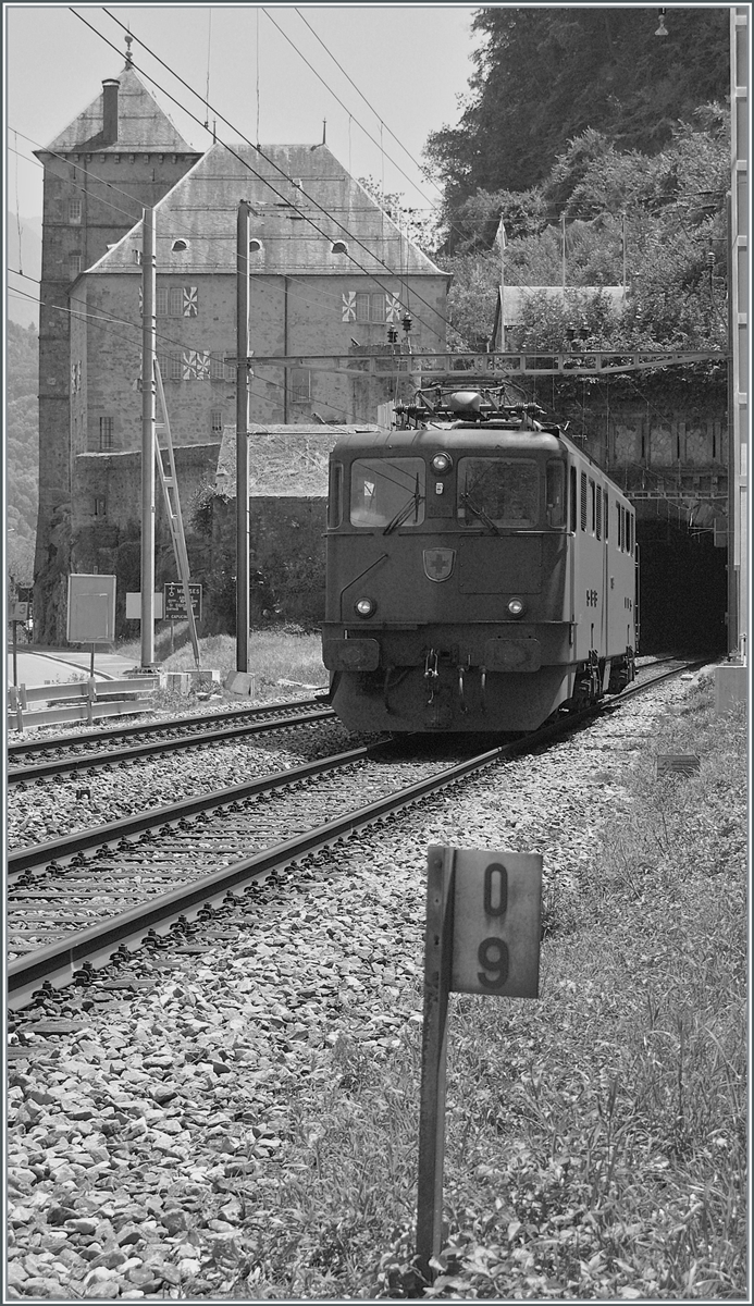 Eine Ae 6/6, deren Nummer - wie auch andere Details - im Gegenlicht verschwinden, ist kurz nach St-Maurice als Lokfahrt auf dem Weg in Richtung Lausanne. 

29. Juni 2009