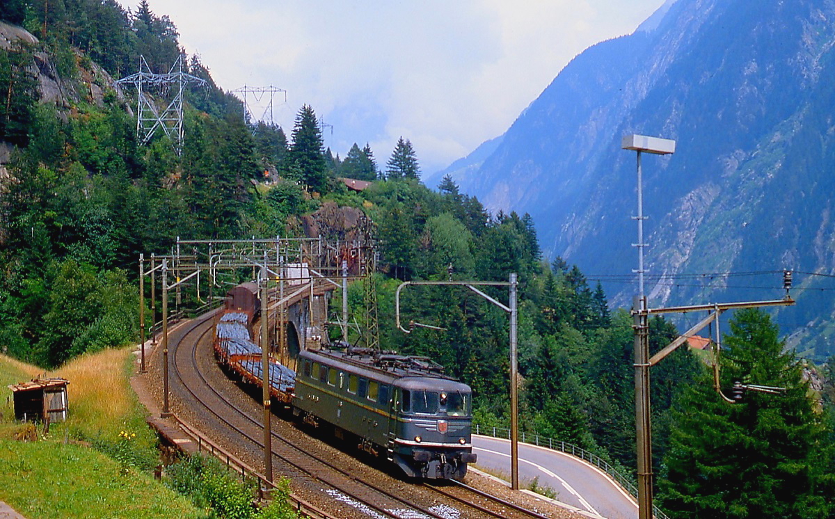 Eine Ae 6/6 fährt im Juli 1983 mit einem Güterzug über die Mittlere Meyenreussbrücke die Gotthard-Nordrampe hinunter (Neubearbeitung eines bereits bei Bahnbilder.de veröffentlichten Bildes)
