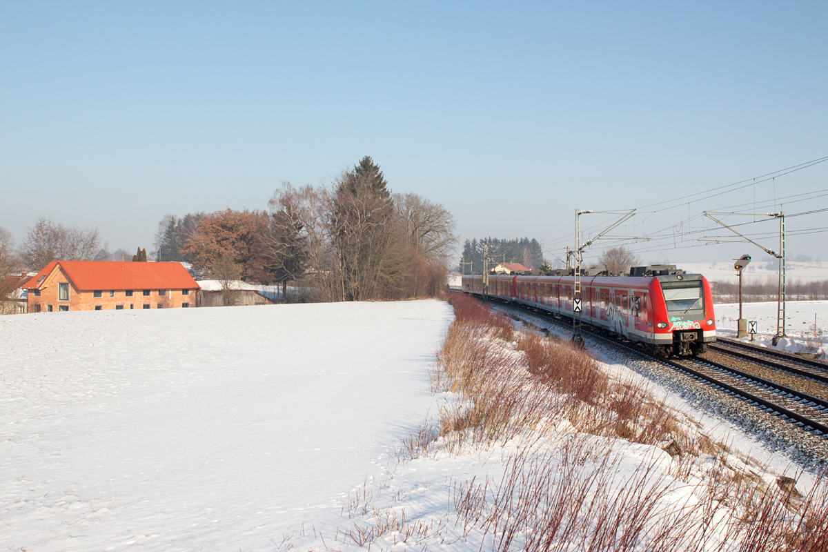 Eine alte, fotogene Scheune auf der linken Bildseite am westlichsten Rand von Markt Schwaben wich einem Neubau, und damit sich das Pech auch rentierte, war 423 079-3 als S2 nach Petershausen am 21.01.17 auch noch Grafitty-beschmiert.