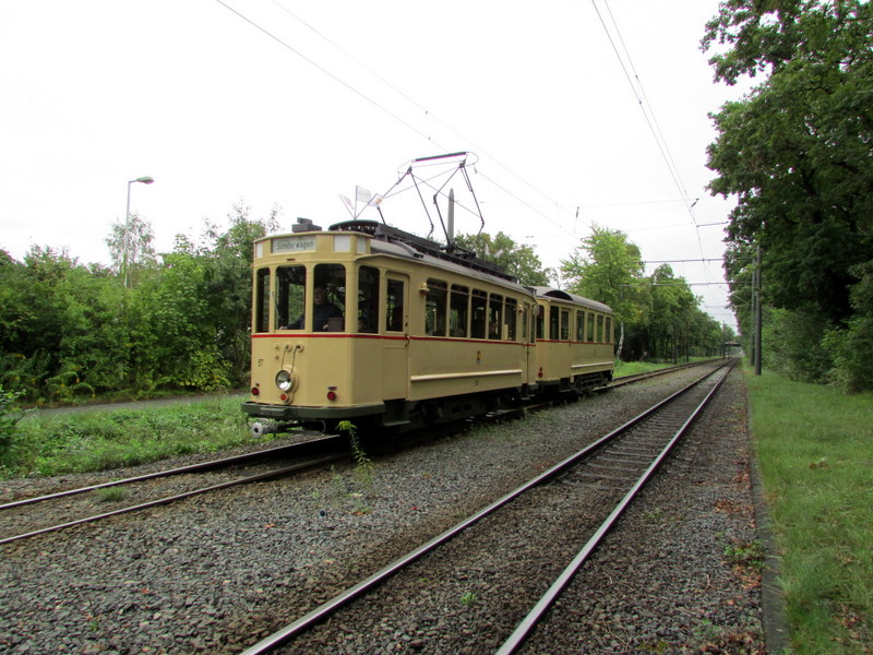 Eine alte Stra�enbahn in Darmstadt am Waldfriedhof am 08.Sept.2013