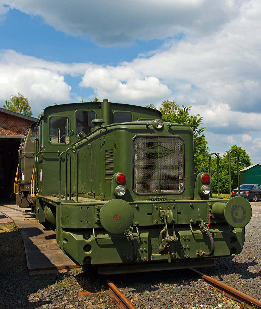 
Eine andere Ansicht von der ....

Deutz 57513 - eine DEUTZ  KS 230 B Diesellokomotive ehemals der Bundeswehr, am 18.05.2014 ausgestellt beim Erlebnisbahnhof Westerwald der Westerwlder Eisenbahnfreunde 44 508 e. V. hier war Museumstag. Die Lok ist Eigentum vom Militrhistorisches Museum Dresden und eine Leihgabe an die Eisenbahnfreunde. In der Lokstation Westerburg findet man eine einzigartige Spezialsammlung von Schienenfahrzeugen der Bundeswehr.