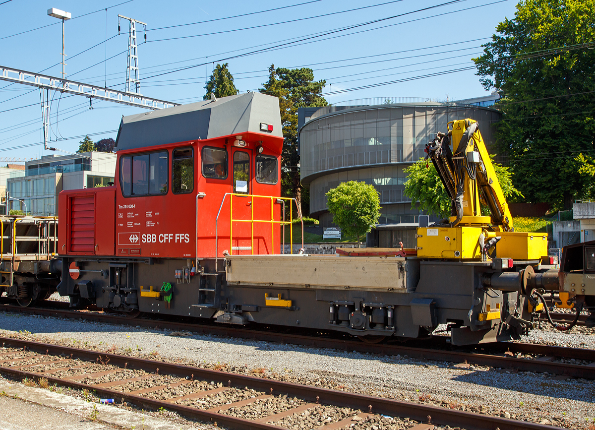 Eine angestellte „Ameise“......
Der Bautraktor bzw. das Baudienstfahrzeug SBB Tm 234 008-1 ist am 07.06.2015 beim Bahnhof Zrich-Tiefenbrunnen abgestellt.

Der Tm 234 Ameise ist ein zweiachsiger Bautraktor der Schweizerischen Bundesbahnen (SBB) und einiger Privatbahnen. Er wurde ab 1997 vom Konsortium Stadler Rail / Bombardier Transportation / Winpro / ADtranz hergestellt. Die letzte Serie wurde von der Stadler Winterthur AG (ehemals Winpro AG) gebaut und 2007 ausgeliefert. Insgesamt wurden ein Prototyp und 132 Serienfahrzeuge gebaut. Die „Ameise“  Tm 234 008-1 wurde im Jahr 2000 gebaut, das Chassis von Adtranz unter der Fabriknummer  5756 und das Fhrerhaus von Stadler unter der Fabriknummer 425.

Die Ameise basiert auf einem Grundfahrzeug, welches sowohl mit Ladebrcke und Ladekran fr den Gleisblau als auch mit einem Hebe- Korb fr den Fahrleitungsbau und Unterhalt Infrastruktur ausgerstet werden kann. Der SBB Tm 234 008-1hat einen 4t-Palfinger-Ladekran PK9001. 

Der Hauptmotor ein 12-Zylinder-MTU-Dieselmotor entwickelt eine Leistung von 550 kW, welche er ber ein Hydrostatiksystem auf vier Fahrmotoren abgibt. Die maximale Anfahrzugkraft liegt bei 81 kN. Der Traktor kann ber eine Funkfernbedienung rangiert werden ( Arbeitsbetrieb ). Es gibt drei verschiedene Betriebsarten: Streckenbetrieb (Hchstgeschwindigkeit 80 km/h); Arbeitsbetrieb (ca. 27 km/h); Kranbetrieb (ca. 5 km/h). Die maximale Zuladung von Material auf der Ladebrcke betrgt 7 Tonnen. Zur Untersttzung und Beleuchtung ist eine Notstromgruppe mit einer Leistung von 15 kW montiert. 

Weitere Technische Merkmale:
Diesel-Russpartikelfilter Mobiclean S Typ FS 9/400, sowie Katalysator SCR-System zu Mobiclean (Abgasreinigungsanlage zur Reduktion von Stickoxide) aus Platzgrnden im Dachaufbau untergebracht.
Kranbedienung und Fahrzeugverschiebung mittels Kran-Funkfernsteuerung
Fahrzeug ist mit 2 Fhrerpulten ausgerstet und kann somit auch fr Rangierfahrten verwendet werden
Der stufenlos arbeitende Hydrostatik-Antrieb verfgt ber sehr 
gute Langsamfahreigenschaften und bietet volle Zugkraft ab v > 1
km/h, andererseits erlaubt er Geschwindigkeiten bis 80 km/h

Technische Daten:
Spurweite: 1.435 mm
Anzahl der Achsen: 2  (Einzelantrieb alle vier Rder)
Achsabstand: 6.000 mm
Raddurchmesser:  800 mm (neu) / 730 mm (abgenutzt)
Lnge ber Puffer : 11.220 mm
max. Breite: 2.830 mm
max. Hhe:  4.511 mm
Kleinster befahrbarer Gleisbogen: 80 m
Dienstgewicht:  30 t
Zuladung: 7 t
Dieselmotorleistung: ca. 550 kW (bei 2100 U/min.)
Hchstgeschwindigkeit: 80 km/h (Streckenfahrt) / 100 km/h (geschleppt)
Klotzbremseinheiten: 4 Stck  (3 davon mit integrierten Federspeichern)
Kolbenkompressor:  670 l/min bei 10 bar (effektives Schpfvolumen)
Hauptluftbehlter: 800 l
nutzbarer Inhalt Treibstofftank: 650 l
