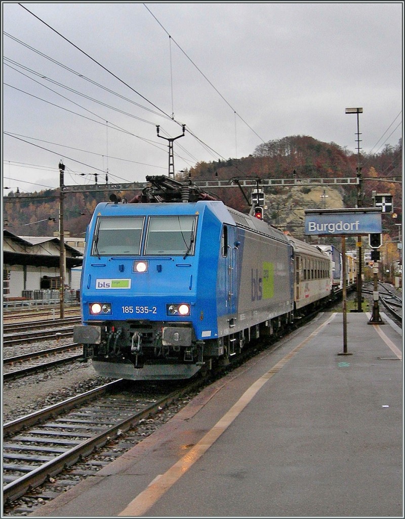 Eine BLS Re 185 535-2 mit einer RoLa Freiburg im Breisgau - Novara bei der Druchfahrt in Burgdorf.
22. Nov 2006 