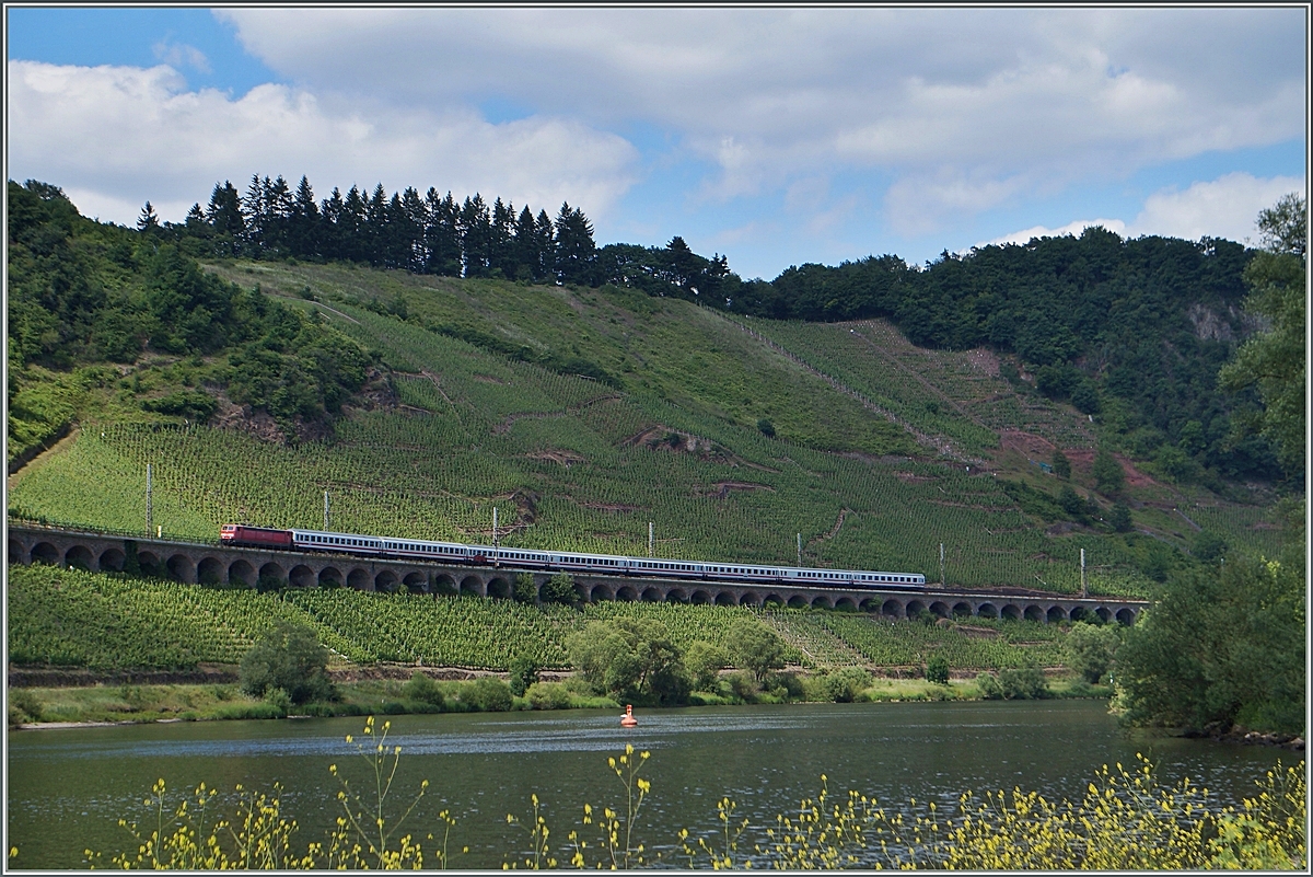 Eine DB E 181 mit eine IC auf dem Pündericher Hang-Viadukt.
21. Juni 2014