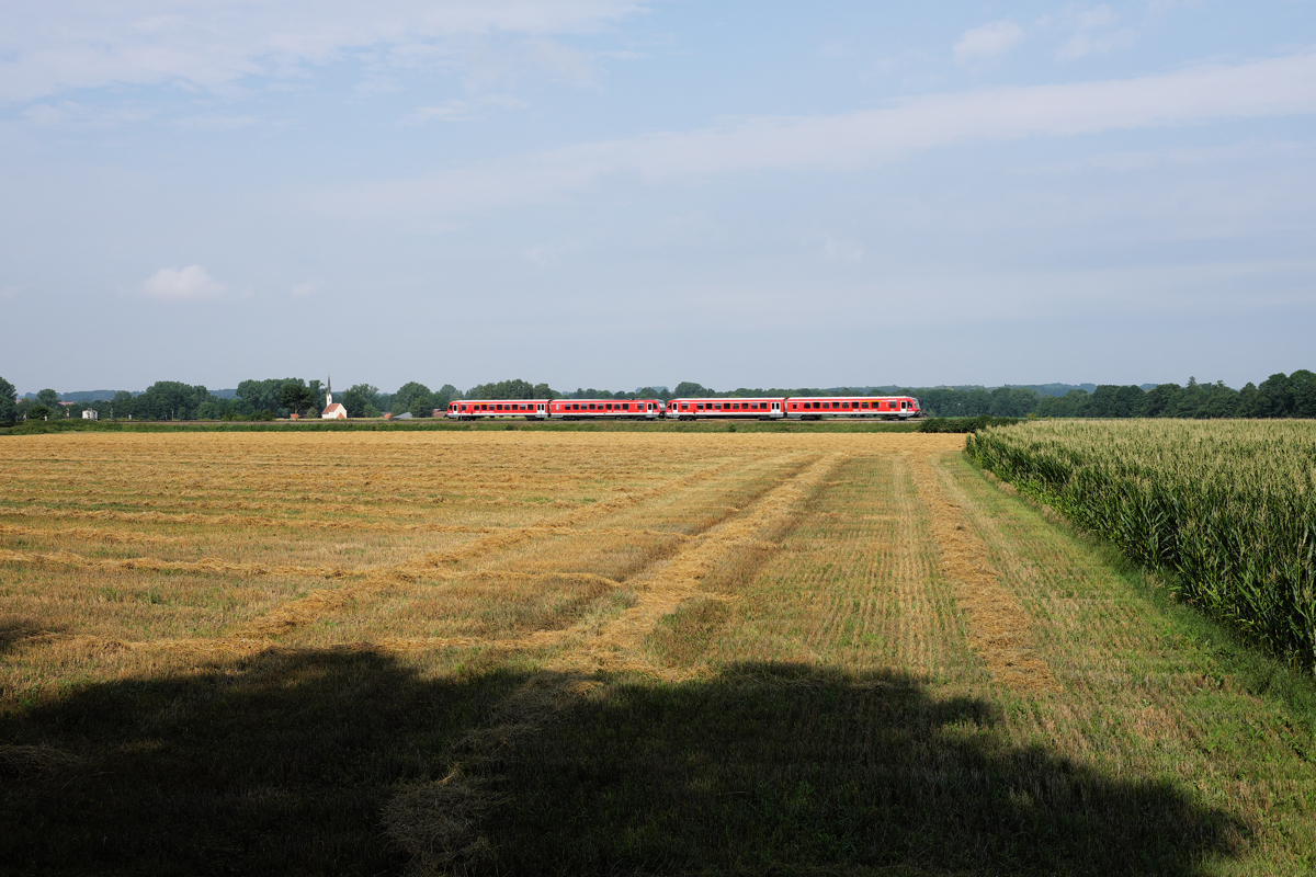 Eine Doppelgarnitur der Baureihe 628 passierte auf seinem Weg von München Hbf nach Mühldorf am Vormittag des 04.08.17 die Katholische Filialkirche St. Florian am Rande Walpertskirchens.