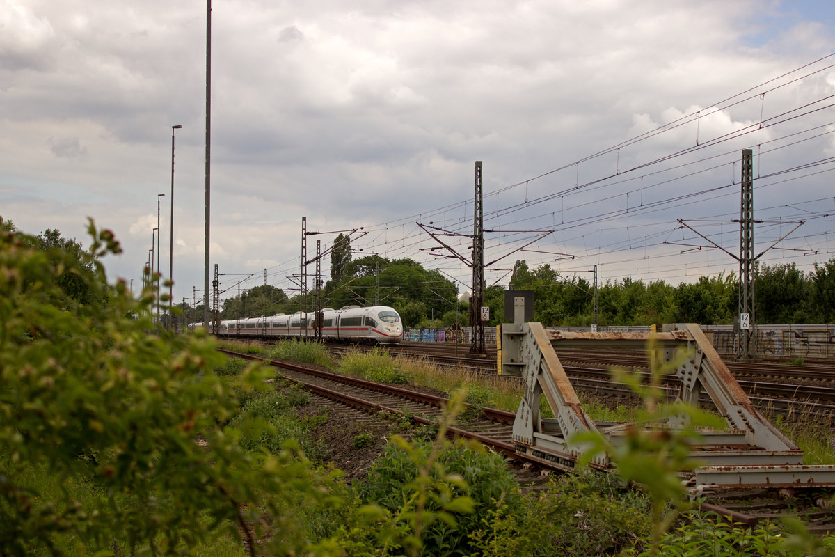 Eine Doppeltraktion 403 f�hrt am 13.06.17 auf dem Weg in Richtung Frankfurt durch K�ln-Porz.
