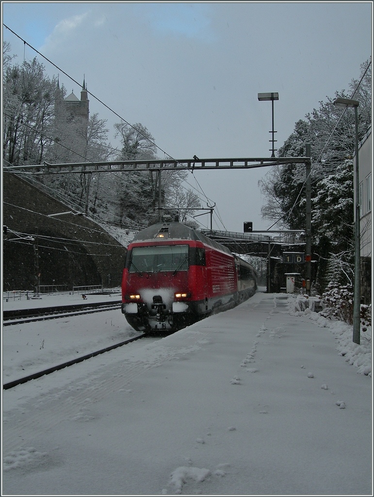 Eine durch den Schnee unbekannt gebliebene RE 460 erreicht mit ihrem IR Vevey.
1. Feb. 2015