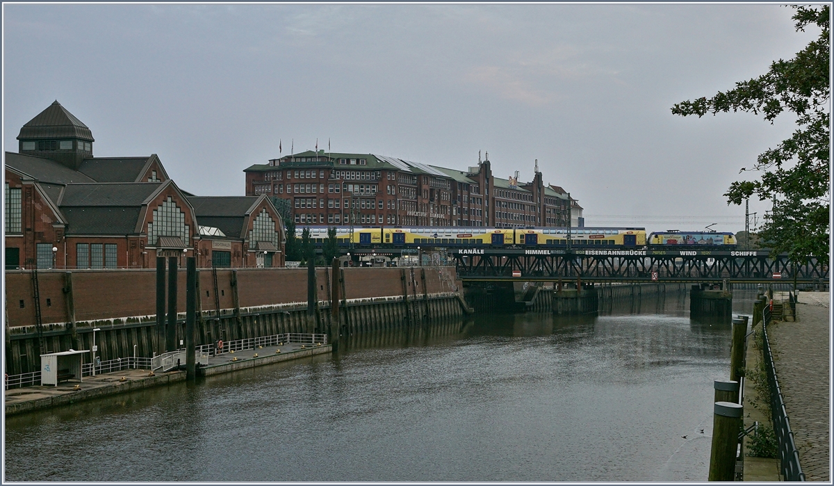 Eine E 146 erreicht mit einem  Metronom  in Kürze ihr Ziel Hamburg Hbf. 
Bei den Deichhallen, den 30. Sept. 2017