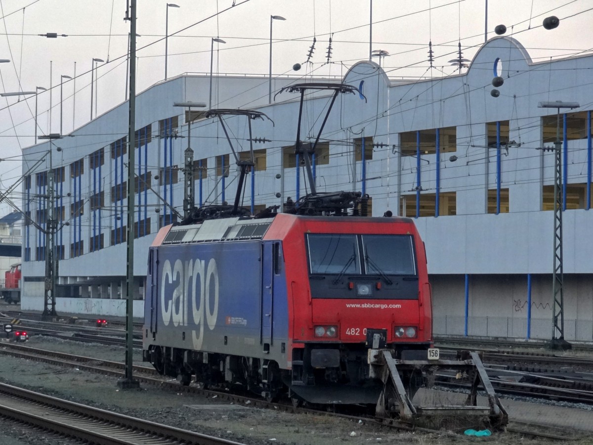 Eine E-Lok der Baureihe 482 von SBB-Cargo steht in Bamberg abgestellt.
Aufgenommen im Februar 2015.