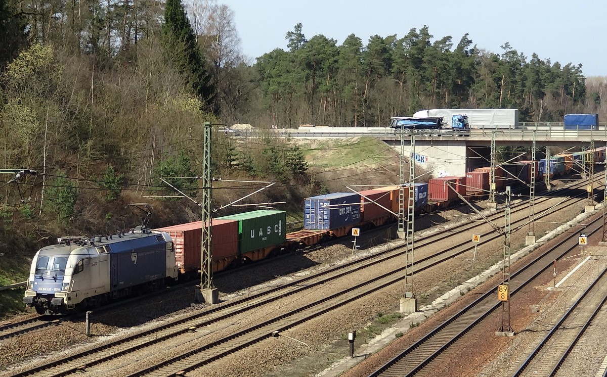 Eine ES64 U2 zieht einen Güterzug Richtung Neumarkt(Oberpfalz).
Aufgenommen im April 2015 nördlich von Feucht.
