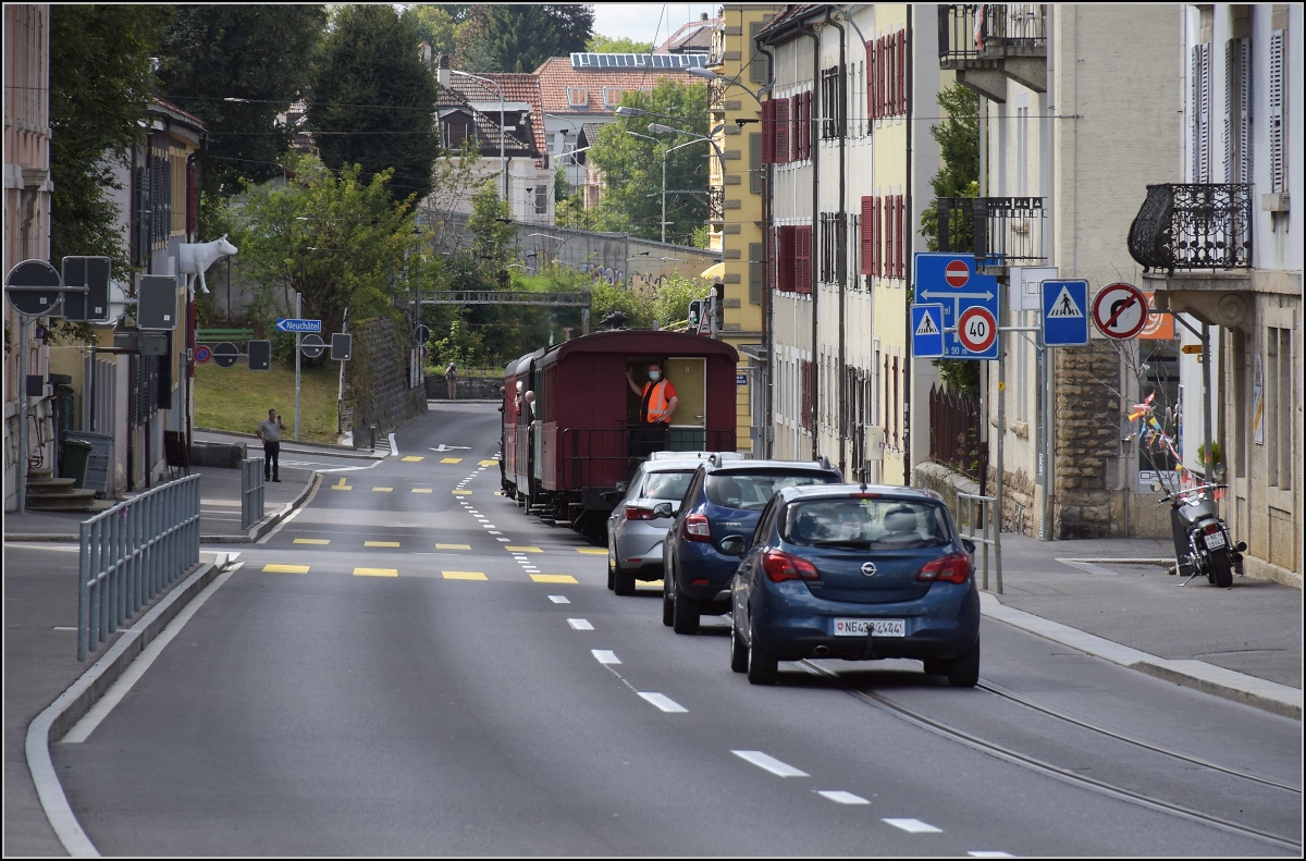 Eine etwas ungewöhnliche Verkehrsteilnehmerin in La Chaux-de-Fonds. 

CP E 164 hat ihren jährlichen Einsatz auf der Strasse. Die Durchfahrt in La-Chaux-de Fonds ist spektakulär. Wie oft fährt man schon Kolonne hinter einem Dampfzug. September 2021.