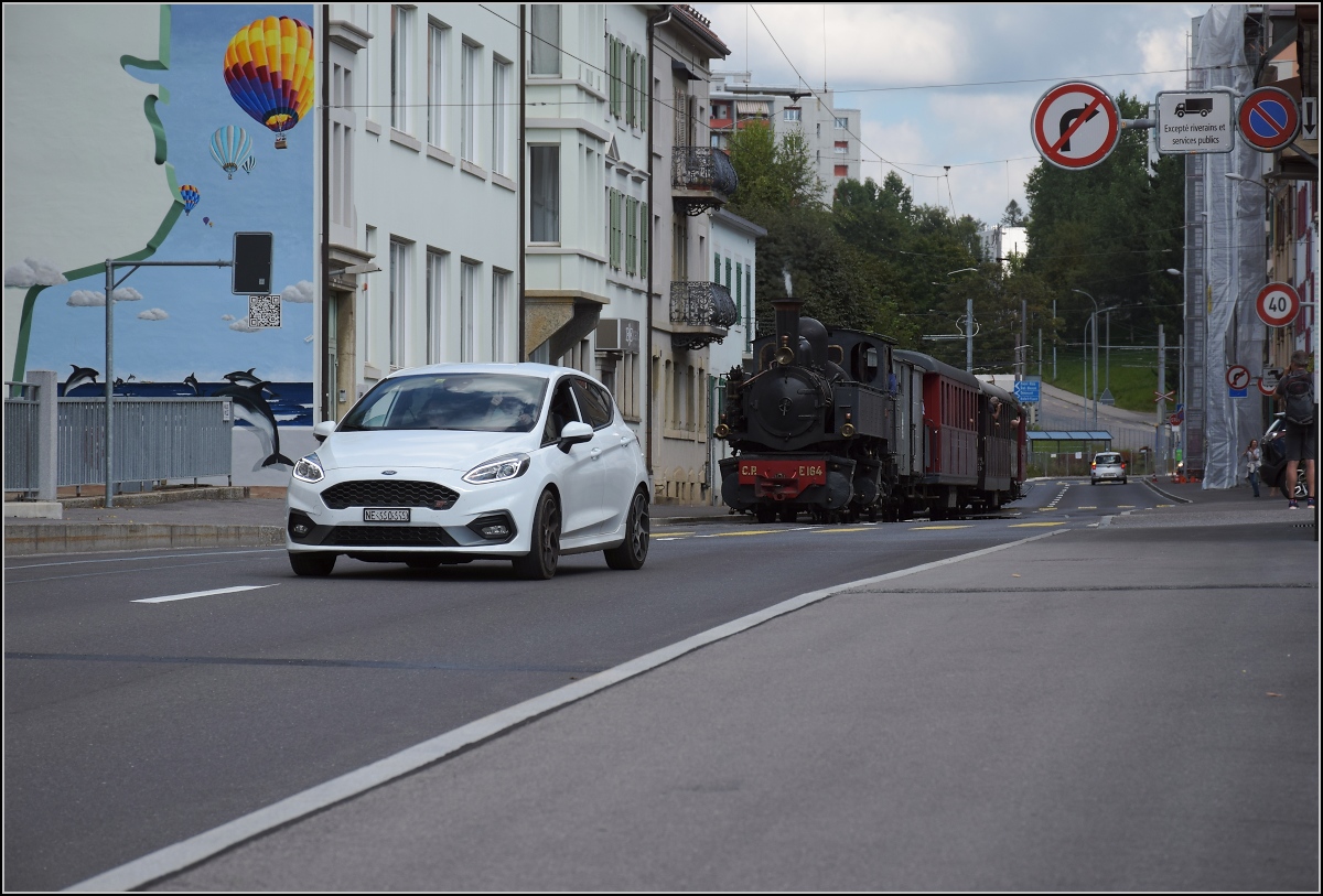 Eine etwas ungewöhnliche Verkehrsteilnehmerin in La Chaux-de-Fonds. 

CP E 164 hat ihren jährlichen Einsatz auf der Strasse. Ganz traut der Autofahrer der Sitution in der Rue du Crêt nicht und bleibt auf der Gegenfahrbahn. September 2021.